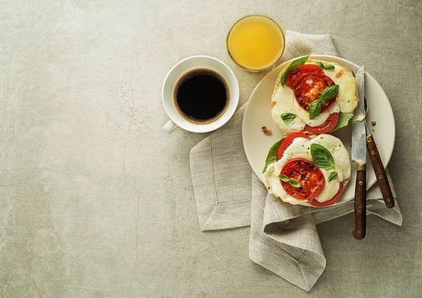 Ontbijt met sandwich en koffie — Stockfoto