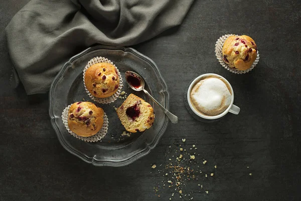 Pasteles de magdalenas con café — Foto de Stock