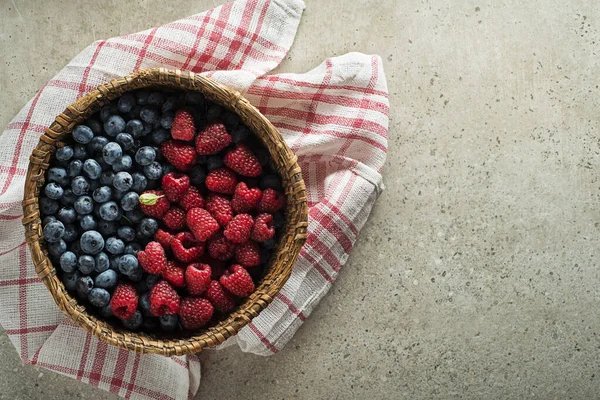 Smíšené čerstvé ovoce z bobulí — Stock fotografie