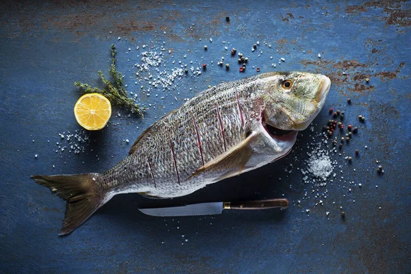 Fresh fish with spices — Stock Photo, Image