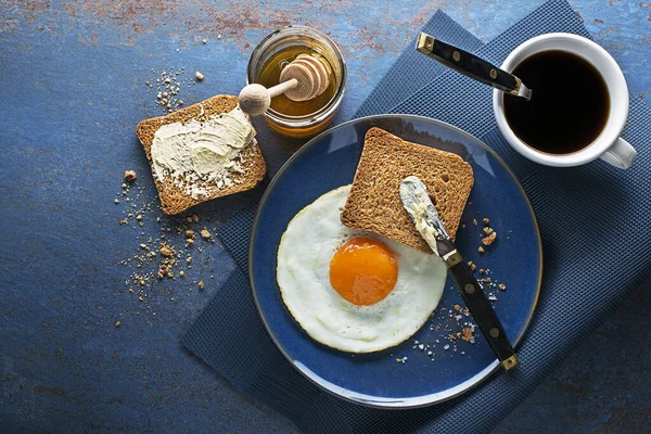 Gebratenes Ei zum Frühstück — Stockfoto