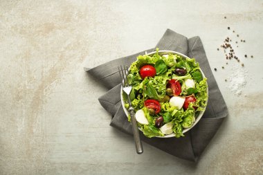 Salata sağlıklı yemek.