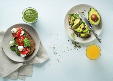 Sağlıklı malzeme ve içeceklerle vejetaryen sandviçler.