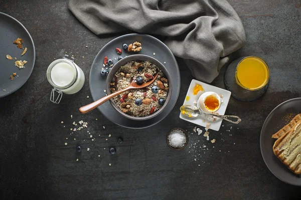 Mesa de desayuno continental con muesli de avena, huevo y bebida —  Fotos de Stock