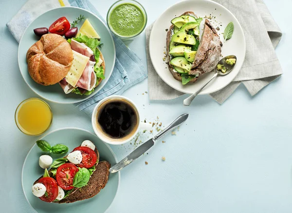 Сэндвичи со здоровыми ингредиентами и напитками — стоковое фото