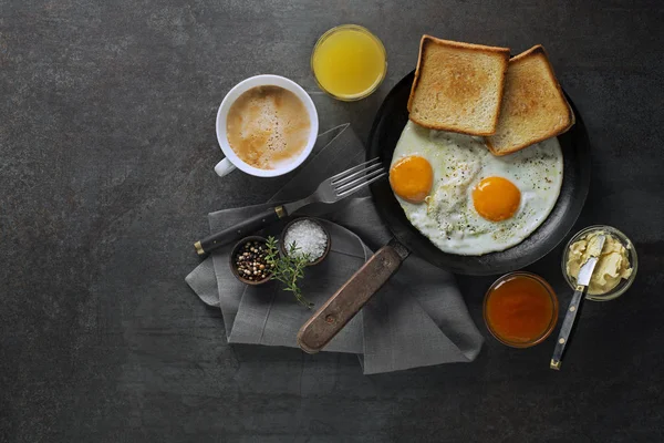 Sarapan meja dengan telur goreng — Stok Foto