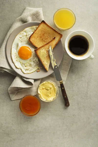 目玉焼きでヘルシーな朝食 — ストック写真
