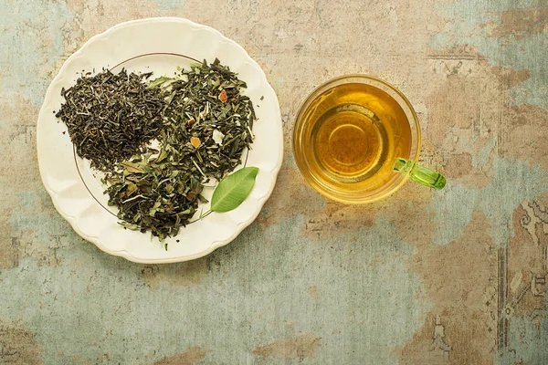Xícara de chá servido com folhas — Fotografia de Stock