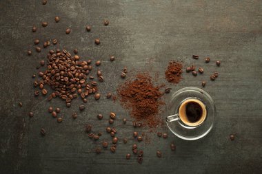 koyu arka plan üzerinde kahve fincanı