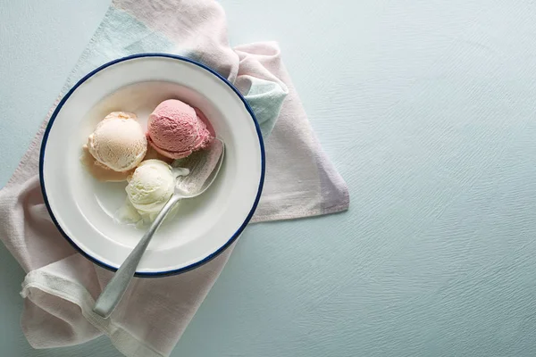 아이스크림으로 요구르트를 캐는 모습 — 스톡 사진