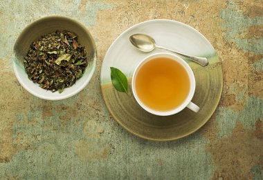 Çay bardağı çay yaprakları ile