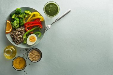 Sebze ve kinoalı sağlıklı bir yemek.