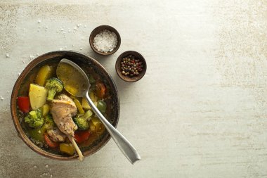 Tavşan etiyle güveç.