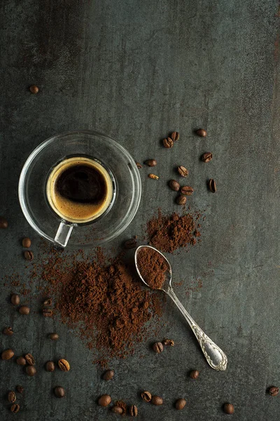 Taza de café con fondo de granos de café — Foto de Stock