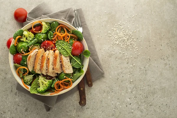 Salada com frango — Fotografia de Stock