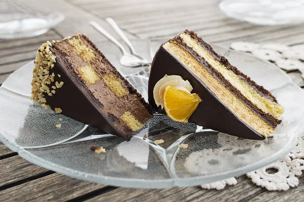 チョコレートクリームでスライスしたケーキ — ストック写真