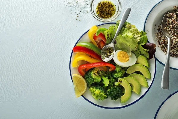 Salade saine avec des ingrédients frais — Photo