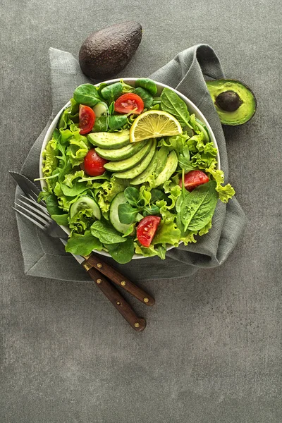 Groene salade met avocado — Stockfoto