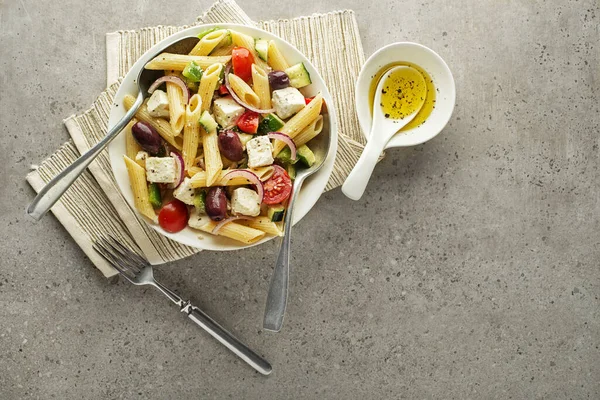 Ensalada de pasta con queso y verduras —  Fotos de Stock