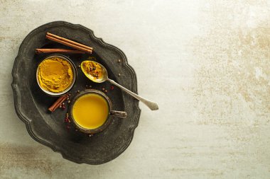 Safran kökü, baharat, süt ve baldan yapılmış sağlıklı bir içecek. Altın Süt, zerdeçal ve diğer baharatlardan yapılır.