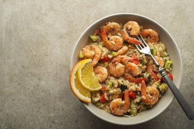Gri arka planda ızgara karides ve sebzeli sağlıklı risotto yemeği. Izgara karides. Sağlıklı yiyecekler. Deniz ürünleri..