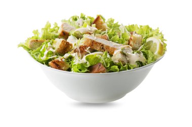 Tavuk salatası. Tavuk Sezar Salatası. Kızarmış tavuk ve kızarmış ekmekle Sezar Salatası. Izgara tavuk göğsü ve taze yeşil salata.