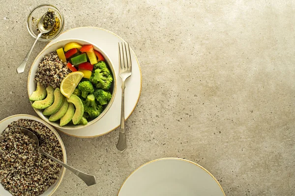 Zdrowa Sałatka Quinoa Awokado Mieszane Świeże Warzywa Szarym Tle Widok — Zdjęcie stockowe