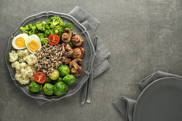 Hälsosam Måltid Med Kokta Och Rostade Grönsaker Och Quinoafrön Friska — Stockfoto