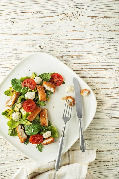 Kızarmış Tavuk Göğsü Şeritli Sağlıklı Yeşil Salata Beyaz Arka Planda — Stok fotoğraf