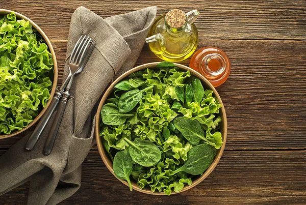 Gezonde Groene Salade Houten Tafelondergrond Gezond Meel — Stockfoto