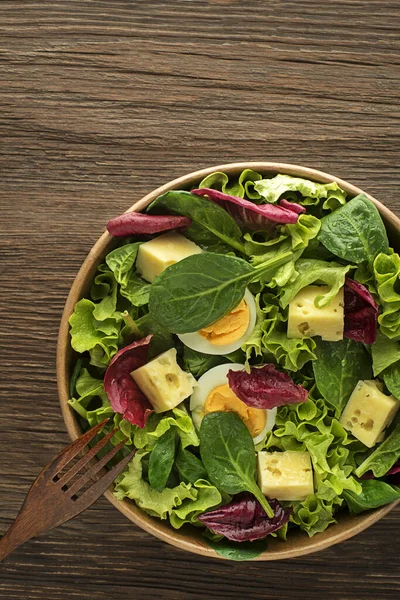 Ensalada Lechuga Saludable Con Huevos Queso Sobre Fondo Mesa Madera — Foto de Stock