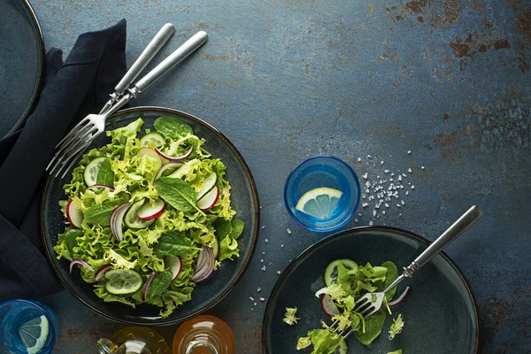 Здоровый Зеленый Салат Свежими Овощами Синем Фоне Стола — стоковое фото