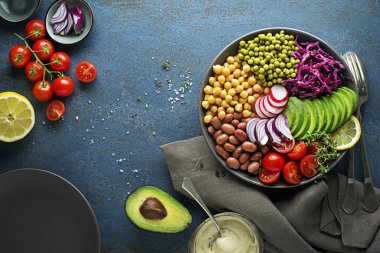 Sağlıklı vejetaryen yemek kasesi. Avokado, nohut, domates, kırmızı lahana, yeşil bezelye, kırmızı soğan ve turp sebze salatası. Sağlıklı dengeli vejetaryen gıda konsepti Top view. Boşluğu kopyala