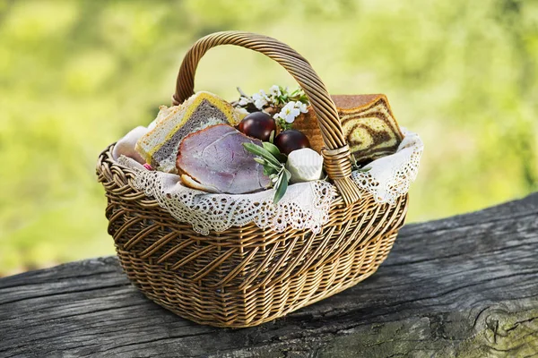 イースター バスケットでパンとハム 卵で伝統的な食べ物 屋外休日背景 — ストック写真