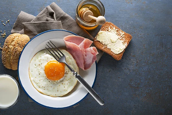Śniadanie Jajkiem Smażonym Szynką Stole Widok Góry Zdrowa Żywność Śniadaniowa — Zdjęcie stockowe