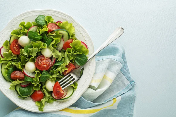 Comida Saludable Para Ensalada Verde Con Queso Mozzarella Tomate Sobre —  Fotos de Stock