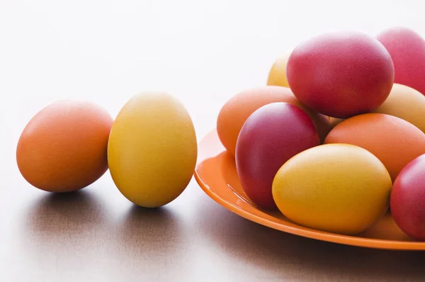 Πολύχρωμα Πασχαλινά Αυγά Ξύλινο Τραπέζι Από Κοντά — Φωτογραφία Αρχείου