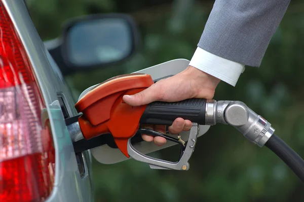 Hij Pompt Benzine Met Een Benzinepomp Tankinstallatie Bij Het Benzinestation — Stockfoto