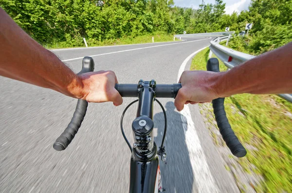公路自行车广角速度拍摄 道路上的景观自行车 — 图库照片