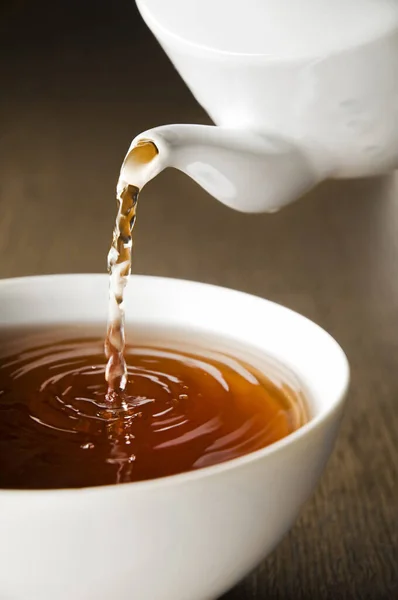 Tetera Verter Caliente Fresco Taza Sobre Fondo Oscuro Hora Pausa — Foto de Stock