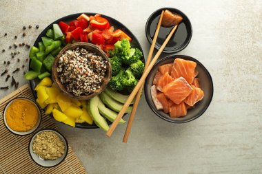 Soya soslu soya bifteği ve karışık sebzeli Çin yemeği pişirmek. Sağlıklı aşçılık kavramı