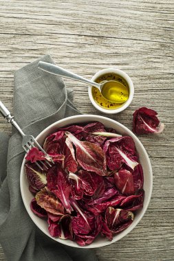 Ahşap masa arkasında sağlıklı kırmızı marul salatası yemeği. Taze seçilmiş turşu.
