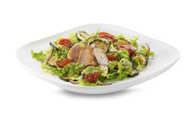 Beyaz arka planda ızgara tavuk ve sebzeli sağlıklı tavuk yemeği. Sağlıklı yemek tabağı