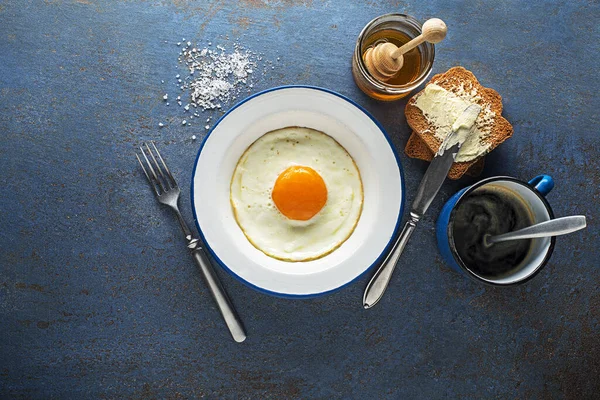 Завтрак Яичница Мед Масло Кофе Столе Вид Сверху Здоровый Завтрак — стоковое фото