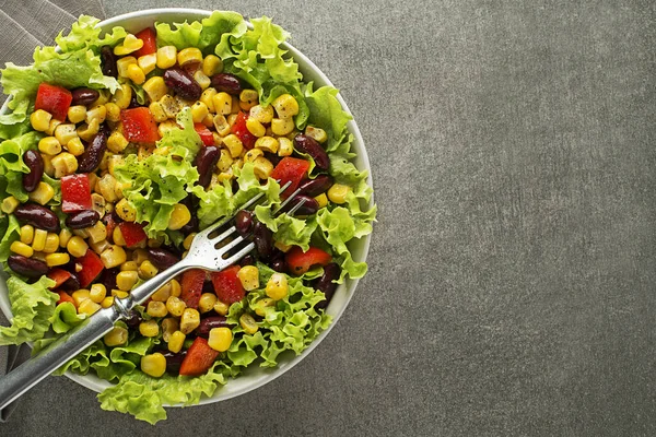 Salade Verte Saine Avec Maïs Des Haricots Sur Fond Gris — Photo