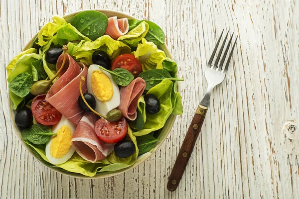 Healthy Green Salad Prosciutto Egg Olives Tomato Wooden Table Background — Stock Photo, Image