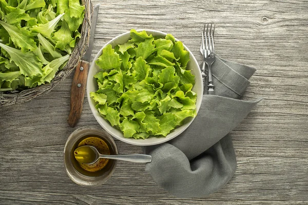 Gezonde Groene Sla Salade Houten Tafelondergrond Vers Geplukt Van Jonge — Stockfoto