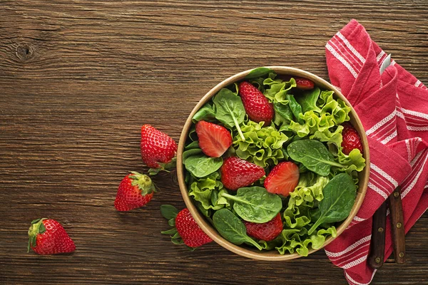 Salada Verde Saudável Com Morango Fresco Fundo Mesa Madeira Farinha — Fotografia de Stock