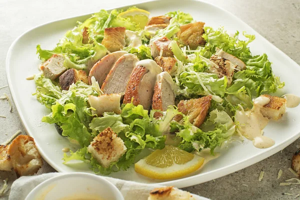 Kipsalade Kip Caesar Salade Caesar Salade Met Gegrilde Kip Croutons — Stockfoto