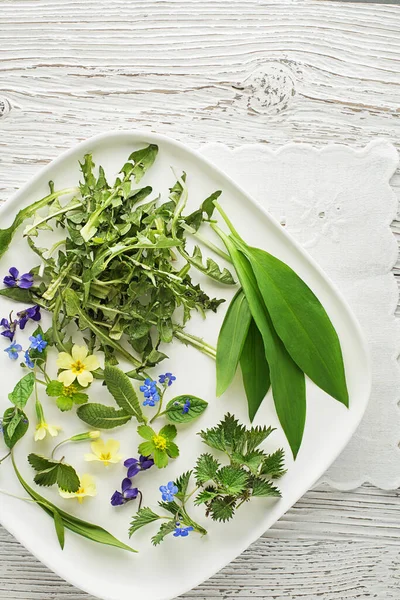 Ingredientes Saludables Alimentos Primavera Diente León Flores Ajo Silvestre Ortiga — Foto de Stock